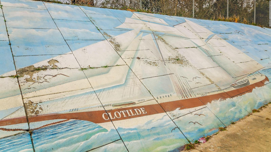 Một bức tranh tường về con tàu nô lệ Clotilda được trưng bày ở Africatown, Alabama. Ảnh: Carmen K. Sisson