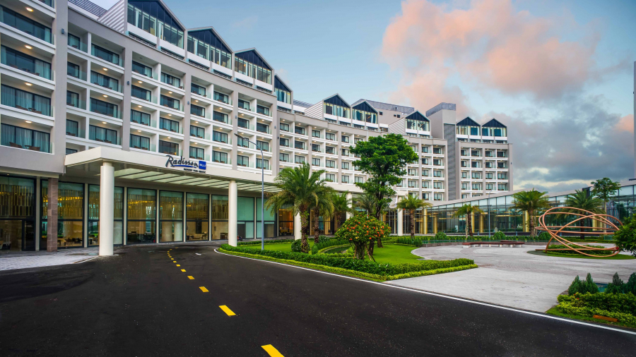 Khu nghỉ dưỡng Radisson Blu Resort Phú Quốc tọa lạc tại Bãi Dài, nằm trong khu phức hợp Corona ở Phú Quốc