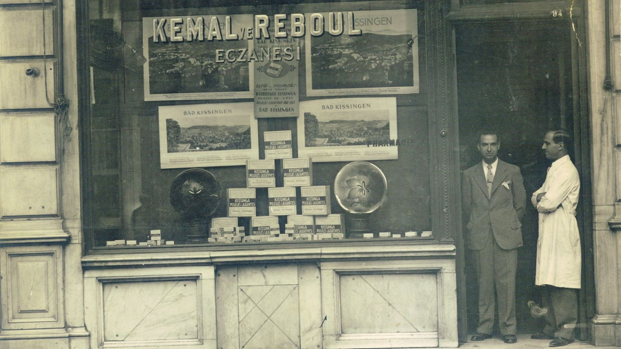 Atelier Rebul, một trong những thương hiệu kolonya lâu đời và nổi tiếng nhất ở Thổ Nhĩ Kỳ, được khai trương tại Istanbul vào năm 1895