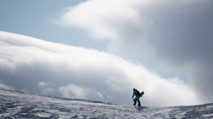 Dombay, Nga: Một người trượt tuyết trên một con dốc ở núi Mussa-Achitara ở Dombay - một khu nghỉ mát nổi tiếng với những con đường trượt tuyết và đi bộ đường dài. (Dmitry Feoktistov)