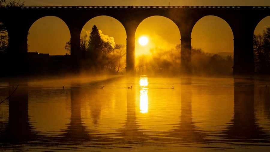 Herdecke, Đức: Mặt trời mọc đằng sau cây cầu băng qua thung lũng Ruhr ở miền Bắc nước Đức. (Jonas Güttler)