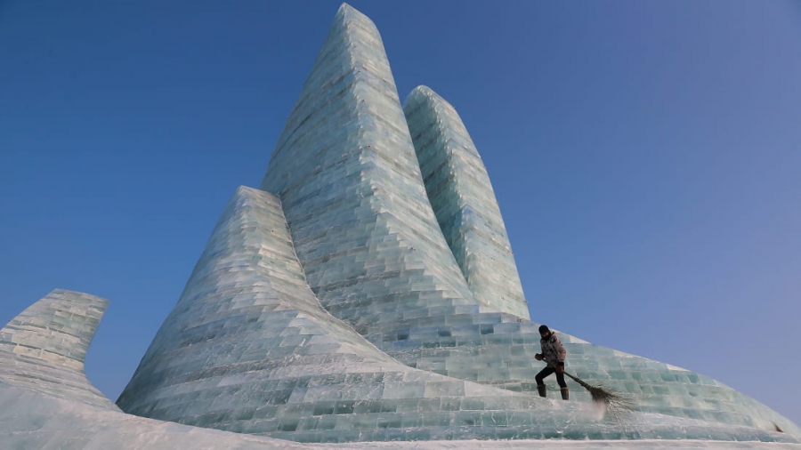Cáp Nhĩ Tân, Trung Quốc: Một công nhân đang lau chùi một tác phẩm điêu khắc tại Lễ hội Điêu khắc Băng và Tuyết Quốc tế Cáp Nhĩ Tân - lễ hội mùa đông lớn nhất thế giới. (Lintao Zhang)