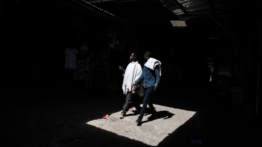 Mekelle, Ethiopia: Hai người đàn ông đi dạo dọc theo chợ chính ở thành phố thủ đô của vùng Tigray. (Eduardo Soteras)