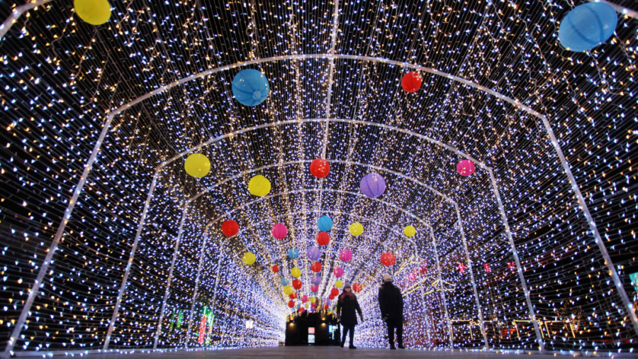 Dương Châu, Trung Quốc: Người dân đi qua cung đường ngập tràn ánh sáng và đèn lồng ở thành phố Dương Châu, tỉnh Giang Tô, Trung Quốc vào ngày 5/2. (Costfoto)