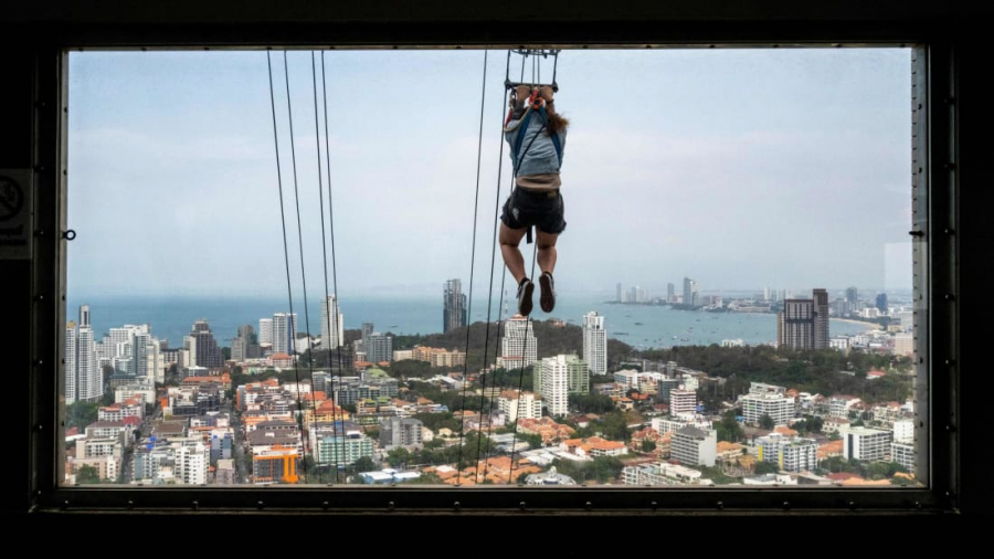 Pattaya, Thái Lan: Một người đang trượt zipline từ tầng 55 của tòa tháp quan sát trong khu nghỉ dưỡng Park Beac. (Mladen Antonov)