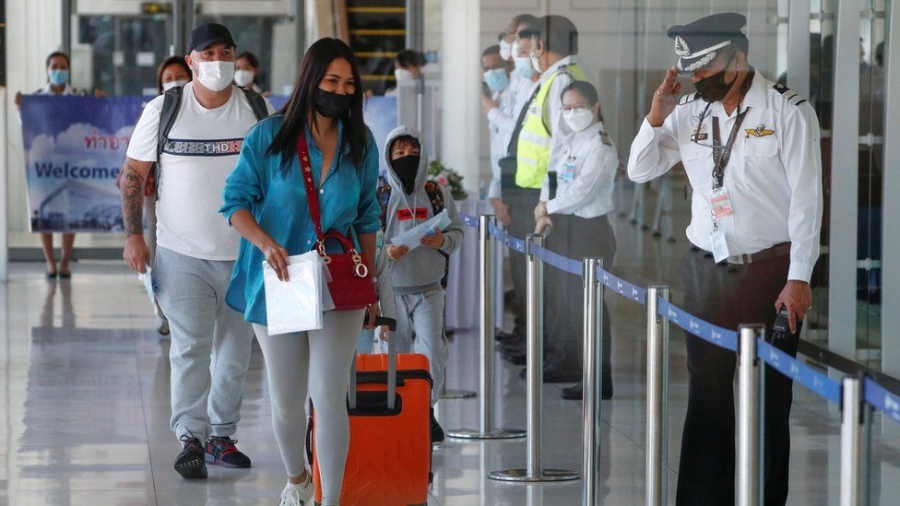 Du khách quốc tế muốn tới Phuket phải có giấy xác nhận đã tiêm vaccine Covid-19 - Ảnh: Reuters