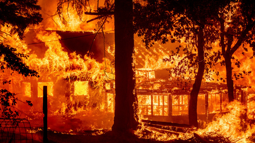 Ngọn lửa từ thiêu rụi một ngôi nhà nằm trên quận Plumas, California ngày 24/7 - Ảnh Noah Berger/AP