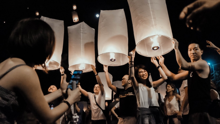 Hoạt động thả đèn trời nổi tiếng ở Chiang Mai, đây là một trong những lễ hội thu hút đông đảo khách du lịch đến Thái Lan (Ảnh: Trần Lê Ngọc Thắng)