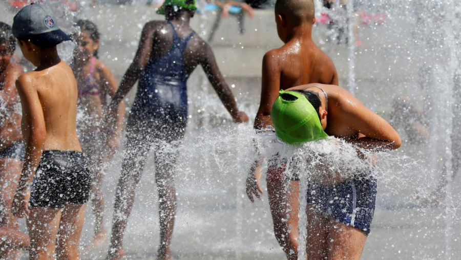 Các đài phun nước và bể bơi công cộng ở Pháp sẽ giúp người dân cũng như du khách hạ nhiệt phần nào