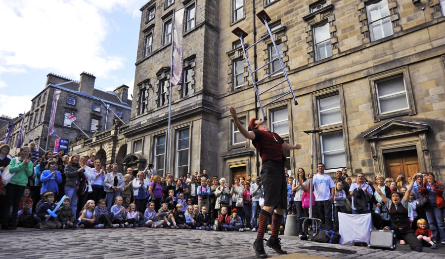 Edinburgh, thủ đô của Scotland, nơi diễn ra lễ hội Fringe, tràn ngập những điều kỳ quái với những màn trình diễn ngộ nghĩnh.