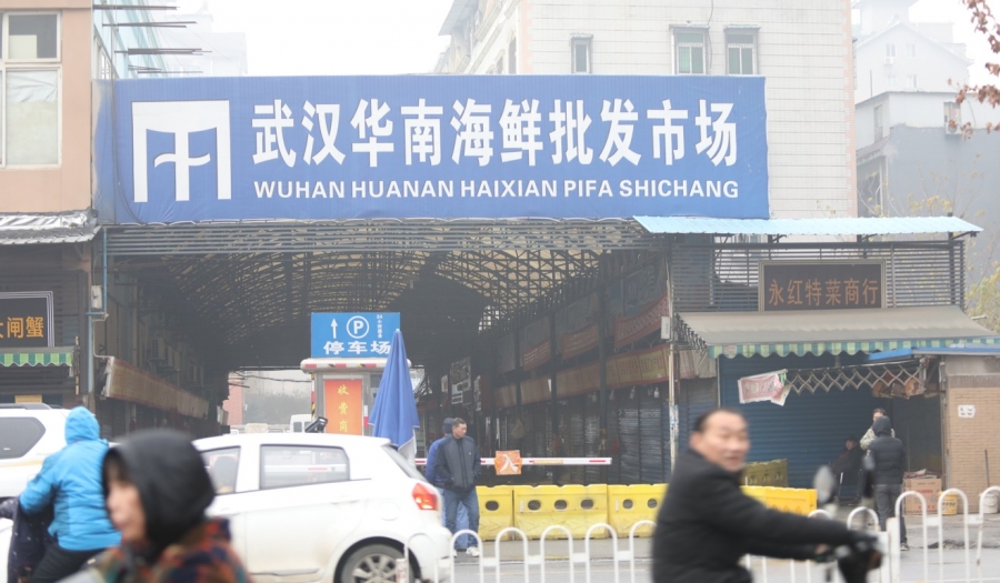 Bộ Y tế Trung Quốc đã đóng cửa và triển khai tiêu độc khử trùng chợ hải sản Huanan ở Vũ Hán, nơi có nhiều trường hợp ca nhiễm bệnh được ghi nhận