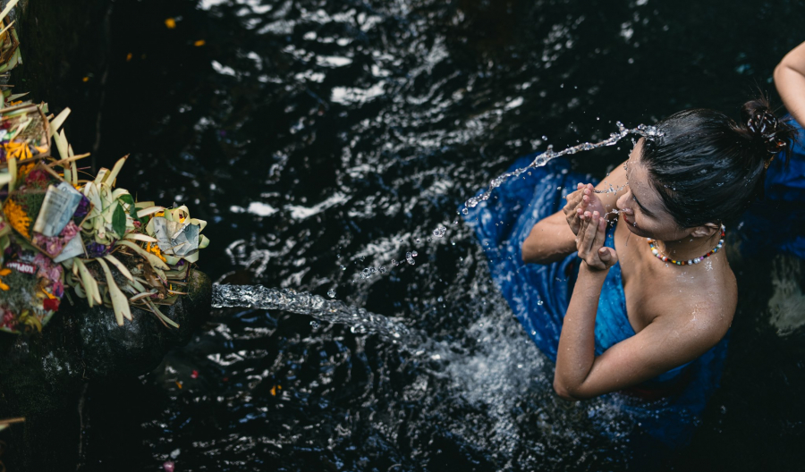 Người mẫu Cao Thiên Trang đắm mình trong dòng nước mát để tận hưởng sự mát mẻ và gột rửa bụi trần