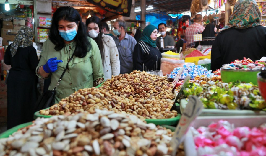 Người dân đi mua sắm để chuẩn bị cho tháng lễ Ramadan tại Baghdad, Iraq ngày 21/4