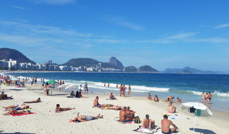 Không khí tại bãi biển Copacabana rất tuyệt vời