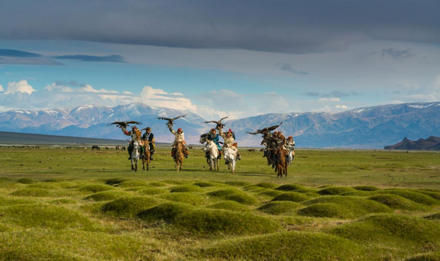 Những người thợ săn đại bàng trên đồng cỏ Mông Cổ. Du khách có thể tới tham dự lễ hội Golden Eagle hấp dẫn. Ảnh: Seedokmai.