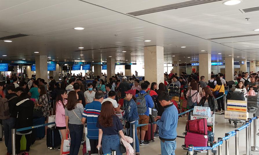 Các sân bay và hãng hàng không nội địa luôn quá tải mỗi dịp Tết Nguyên đán.