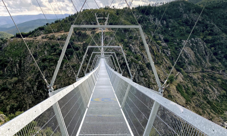 Cầu có mặt lưới tăng trải nghiệm cho du khách.