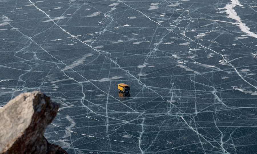 Một chiếc xe van đang băng qua mặt hồ Baikal bị đóng băng và bắt đầu có những vết nứt lớn trên mặt hồ. 