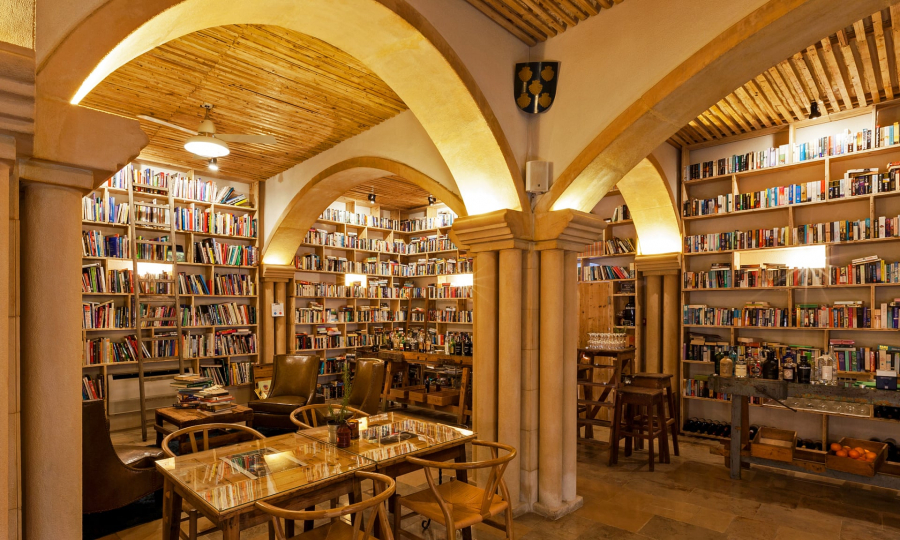 Khách sạn Literary Man có 30 phòng và 50.000 cuốn sách