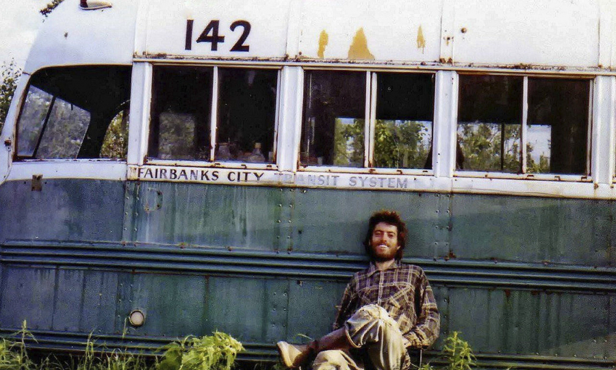 Bức chân dung do Christopher McCandless tự chụp bên chiếc xe bus 142