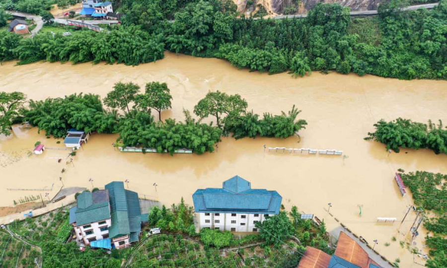 Nhà cửa, đường sá ở huyện Dung An (Liễu Châu, Khu tự trị dân tộc Choang Quảng Tây) ngập trong nước