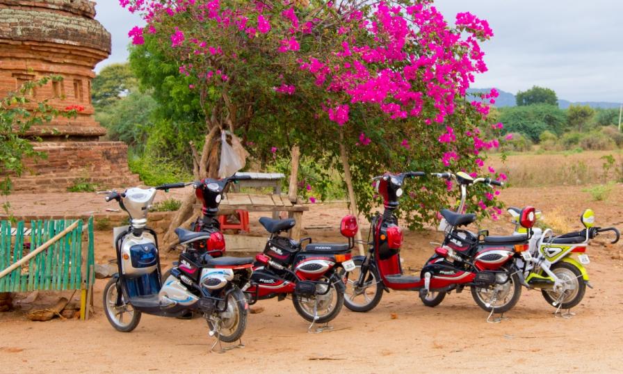 Xe điện là một trong những phương tiện di chuyển phổ biến dành cho khách du lịch tại Bagan.