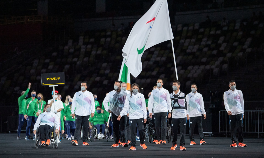 Đoàn thể thao người tị nạn bắt đầu lễ diễu hành của các quốc gia. Đây là lần đầu tiên Thế vận hội Paralymic có sự tham gia của đoàn tị nạn.