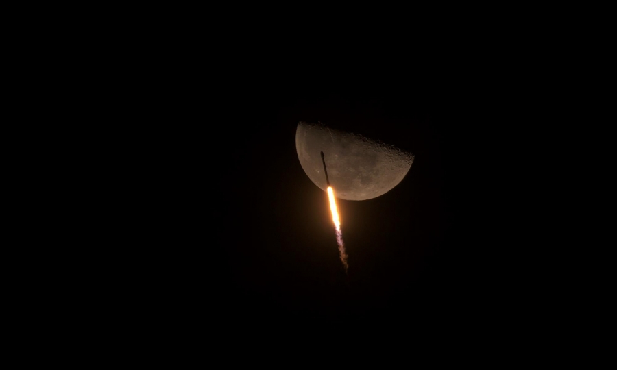 Bức ảnh “Falcon 9 Soars Past the Moon” (Falcon 9 bay qua Mặt trăng) của nhiếp ảnh gia người Mỹ Paul Eckhardt.