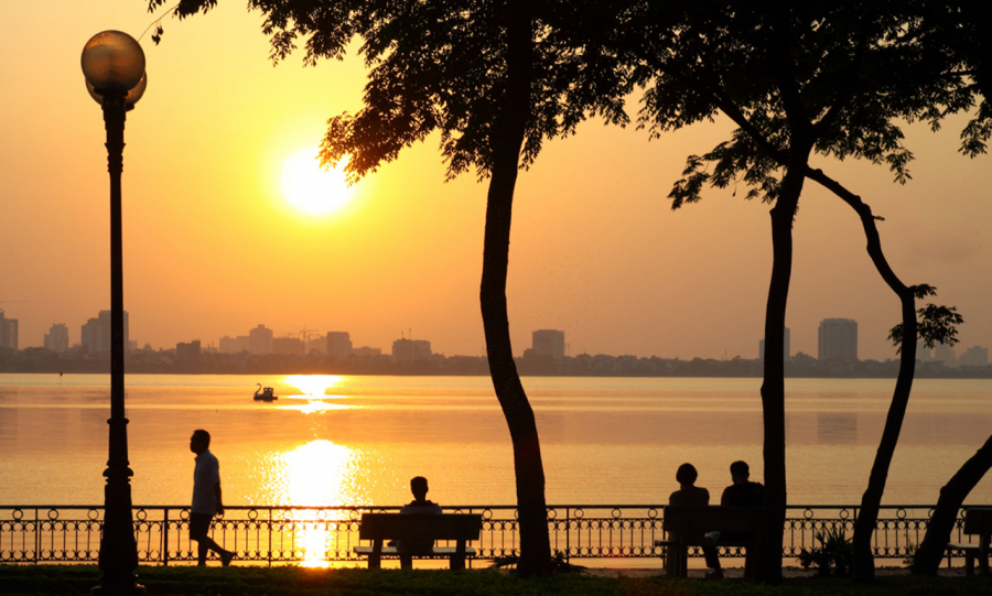 Hồ Tây là nơi bạn có thể cảm nhận được sự yên bình giữa thủ đô náo nhiệt.
