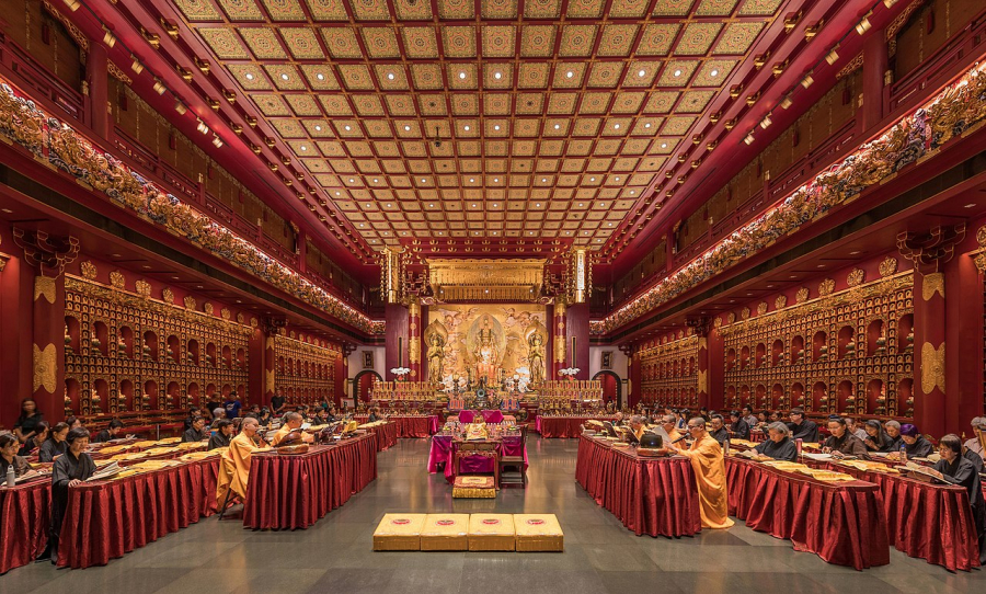 Điện thờ chính với mười ngàn bức tượng Phật đính tường