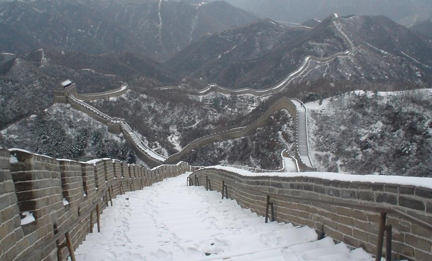 Vạn lý trường thành của Trung Quốc ở những tỉnh phía bắc dần khoác lên mình lớp tuyết trắng mỏng.