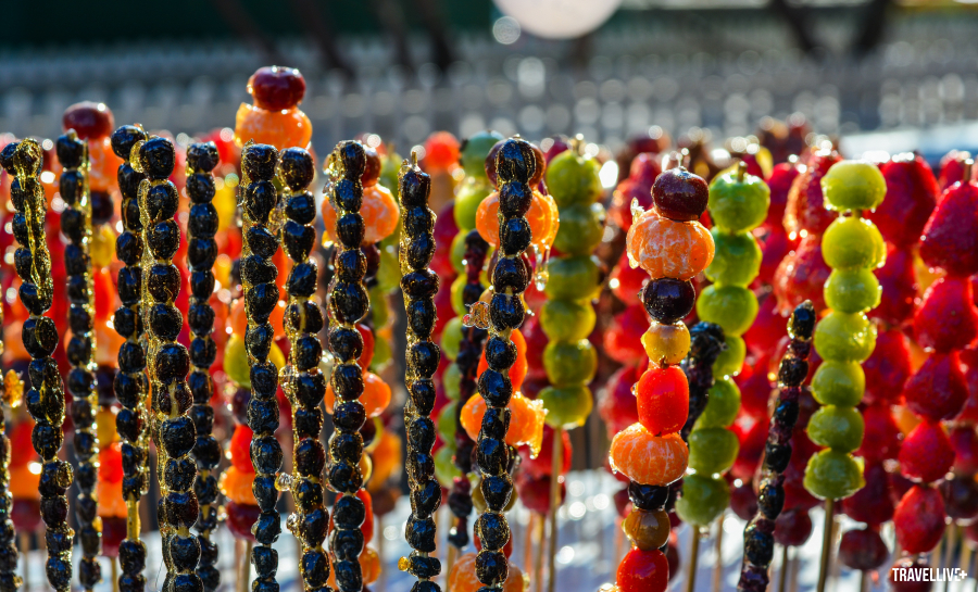 Những xiên kẹo hồ lô đầy màu sắc là món ăn truyền thống, có thể dễ dàng mua tại các xe bán hàng rong trên đường