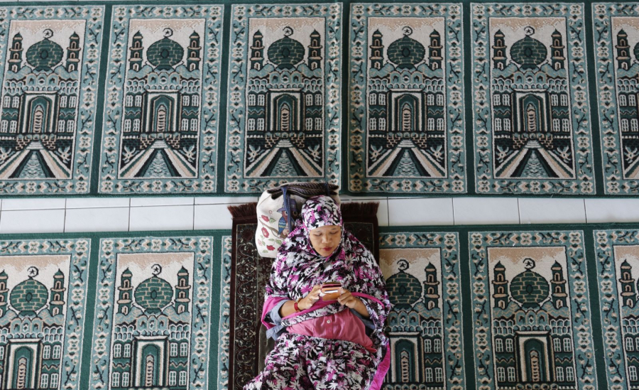 Một người phụ nữ nghỉ ngơi tại một nhà thờ Hồi giáo trong tháng ăn chay Ramadan tại Bali, Indonesia