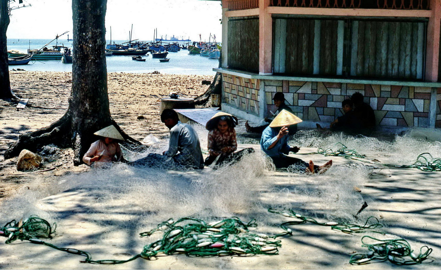Ngư dân sửa lưới đánh cá ở Bãi Trước