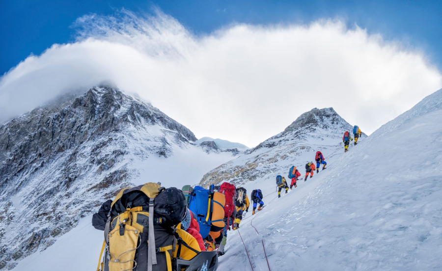 Những người muốn leo lên đỉnh Everest phải leo lên ít nhất một đỉnh núi Nepal khác cao tối thiểu 6.500 m trước khi nhận được giấy phép