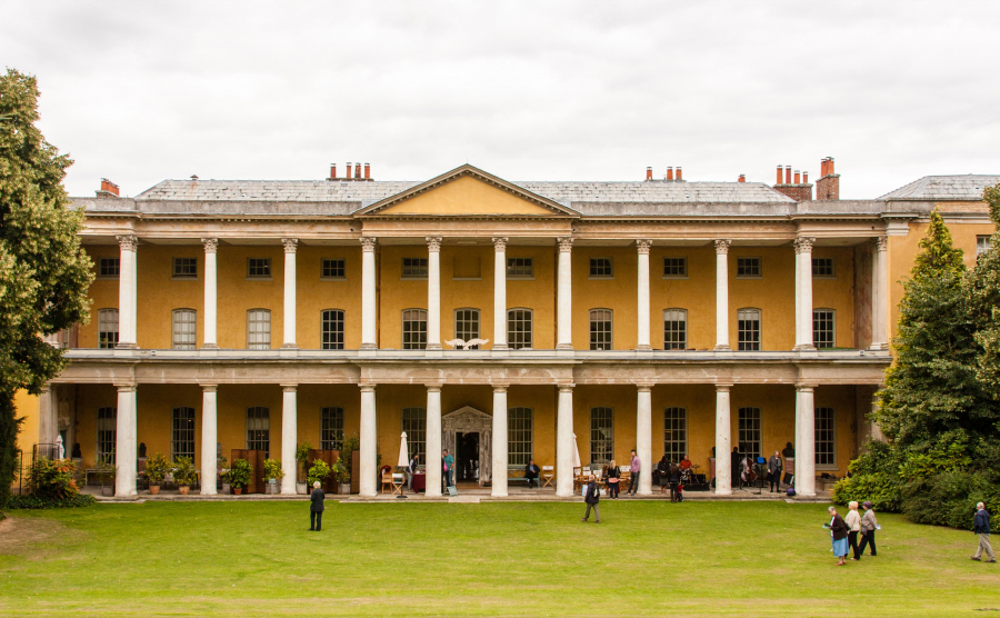 Biệt thự Madam M ở Moscow được quay tại ngôi nhà từ thế kỷ 18 West Wycombe Park ở Buckinghamshire. Các yếu tố trang trí của Nga đã được thêm vào bộ phim trong phần hậu kỳ.