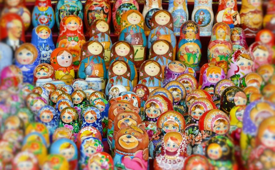 Búp bê truyền thống Matryoshka tại một quầy đồ chơi mùa lễ hội.