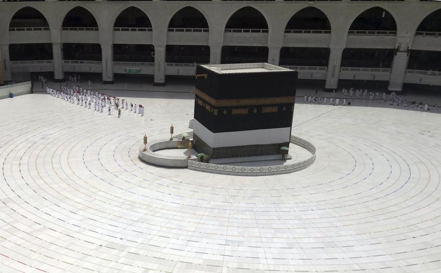 Hắc thạch Kaaba là một cấu trúc hình hộp chữ nhật đặt tại trung tâm Đại Thánh đường, được bọc trong tấm lụa thêu chỉ vàng mà tín đồ Hồi giáo trên khắp thế giới sẽ đi xung quanh để cầu nguyện, trong nghi lễ đầu tiên của hajj
