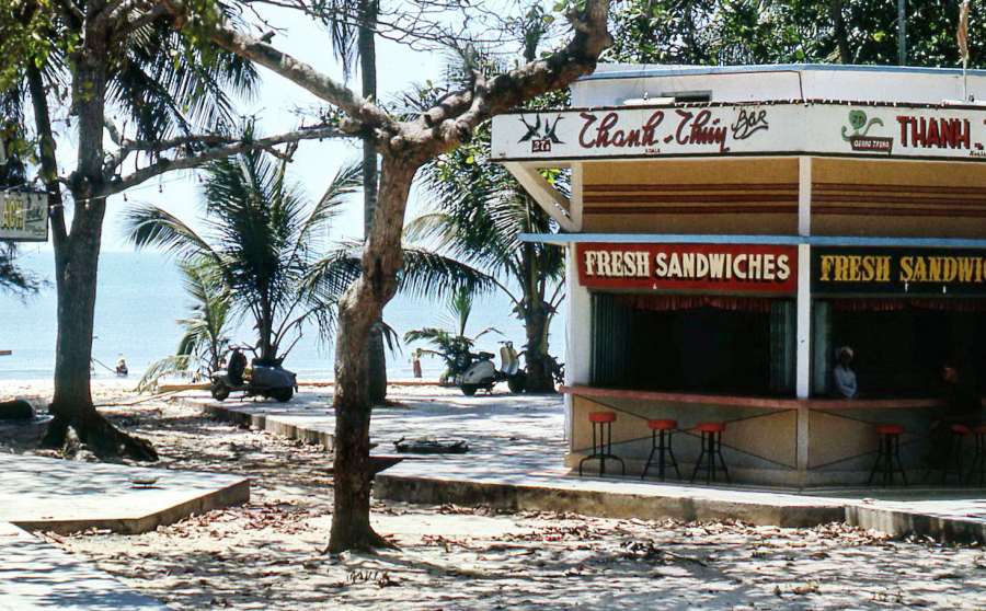 Thời đó đã có những cửa hàng bán sandwich dọc bãi biển