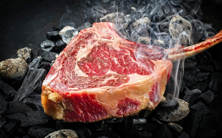 Miếng thịt bò Wagyu thơm ngon, đắt đỏ trên bàn nướng (Ảnh: Internet)