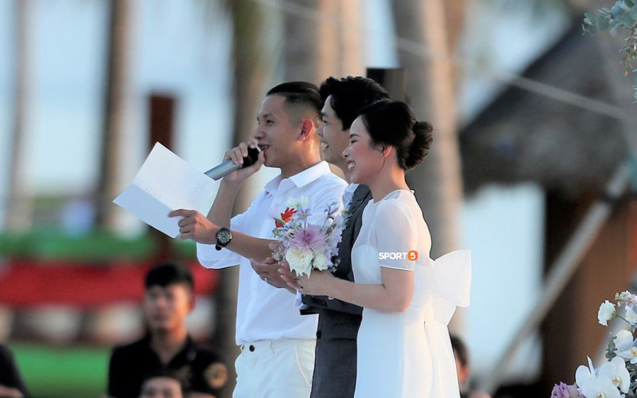 Bữa tiệc thân mật của Công Phượng và Viên Minh khoảng hơn 200 khách mời, với chủ hôn là cầu thủ Hồng Duy. 