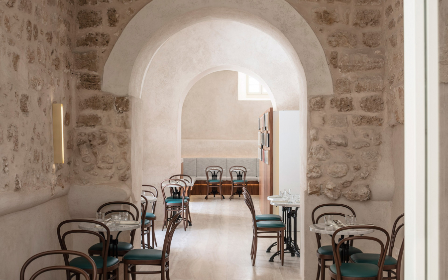 Nhà hàng trong khuôn viên khách sạn Jaffa được bố trí khá theo đúng phong cách minimalist