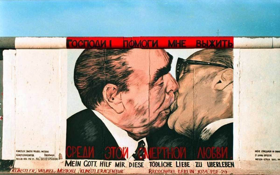 socialist-fraternal-kiss-berlin-wall