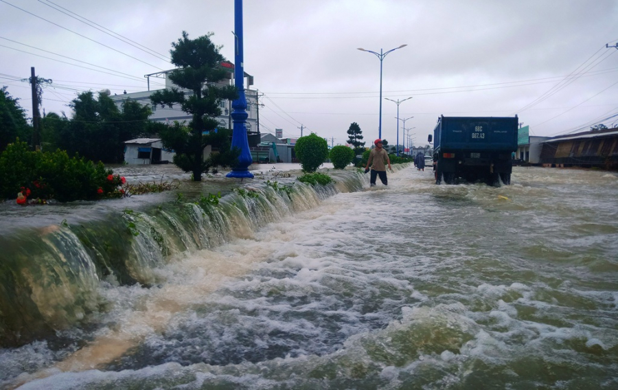 Nhiều con đường bị mưa lũ chia cắt, ngập sau gây ảnh hưởng đến giao thông.
