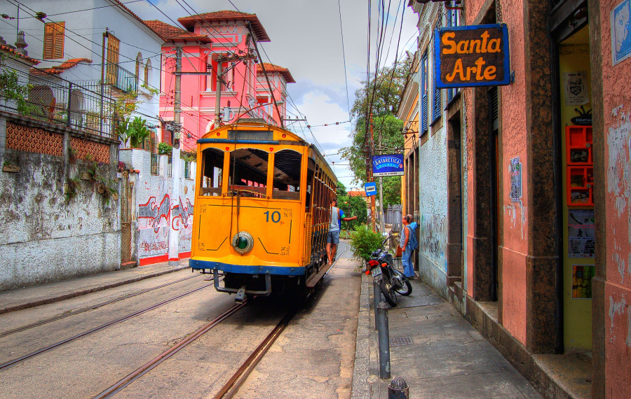 Chỉ cần bỏ ra 5 USD cho một vé xe điện, bạn sẽ di chuyển từ Santa Teresa về trung tâm thành phố Rio rất thoải mái