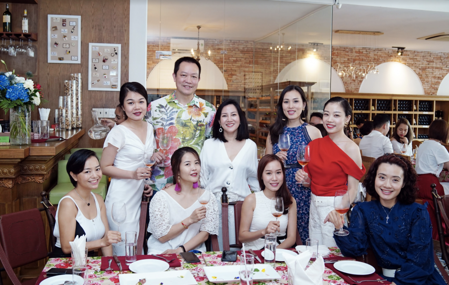 Hàng trên, từ trái sang: chuyên gia ẩm thực Bùi Thu Thảo, Hiệp sĩ rượu vang Trần Quốc Chung và chuyên gia phong cách Giao Giao cùng các khách mời trong sự kiện. 