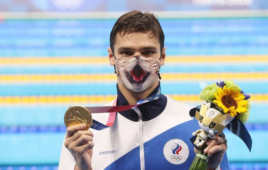 Vận động viên người Nga Evgeny Rylov nhận HCV trong kỳ Olympic 2020 tại nội dung 100 m bơi ngửa của nam, anh kiên quyết sử dụng chiếc khẩu trang mèo yêu thích lên nhận giải. (Ảnh: Internet)