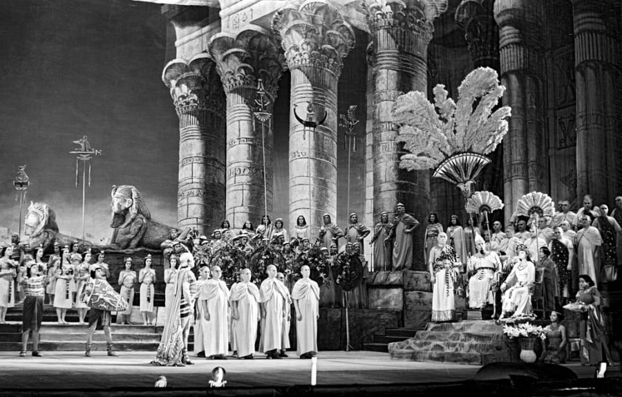 Cảnh trong vở opera Aida của Giuseppe Verdi (1957)