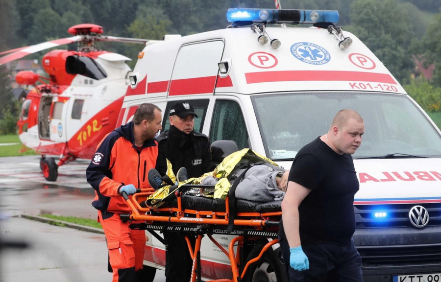 Lực lượng cứu hộ chuyển người bị thương do sét đánh đến bệnh viện