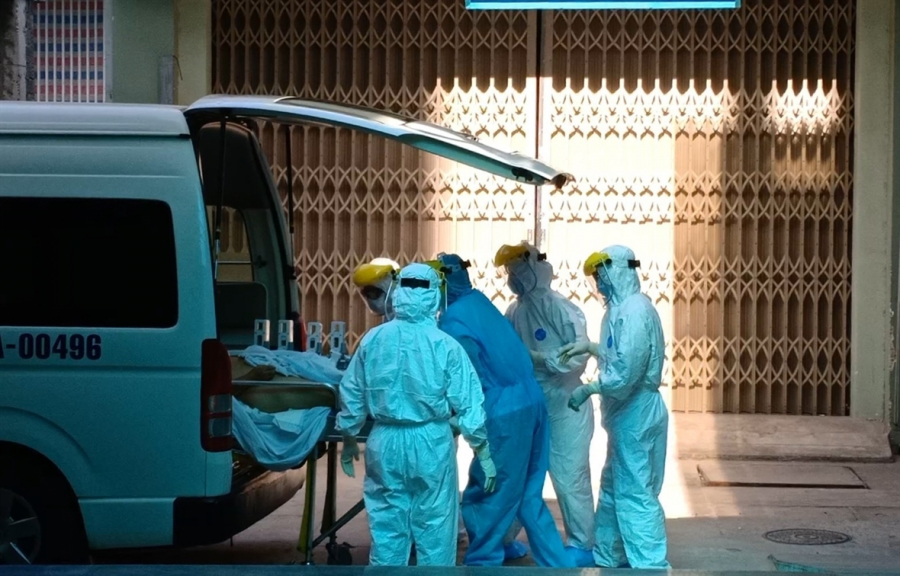 Bệnh nhân nghi nhiễm Covid-19 được chuyển đến Bệnh viện Đà Nẵng để điều trị, theo dõi